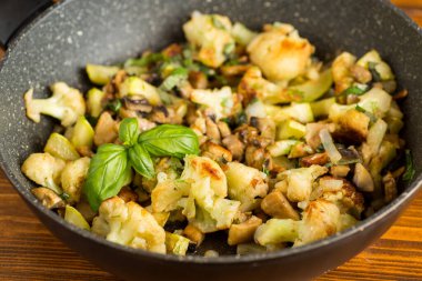 Mantarlı ve sebzeli kızarmış karnabahar..