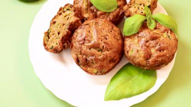 Yeşil izole edilmiş arka planda ev yapımı kabaklı kekler..