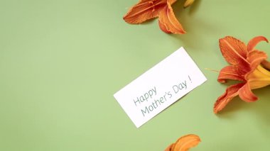 Tebrik kartı ile parlak zambakların üst görünümü.