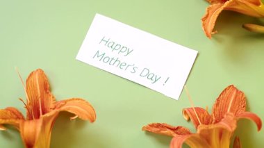 Tebrik kartı ile parlak zambakların üst görünümü.