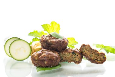 Beyaz arka planda kabaklı çörekler izole edilmiş.