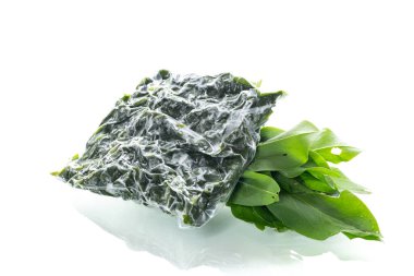 Beyaz arka planda taze ve donmuş doru.