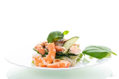 Beyaz arka planda karidesli iştah açıcı salata..