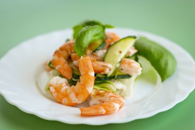 Yeşil arka planda karidesli iştah açıcı salata..