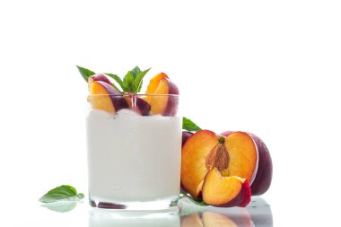 Ev yapımı yoğurt ve parlak olgun nektarlar. Stüdyoda arka plan olmadan çekim yapıyorlar..