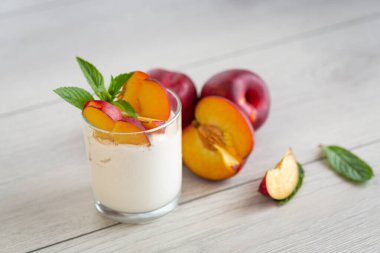 Hafif ahşap masada yoğurtlu nektarin..