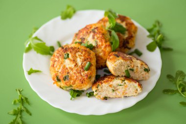 Akşam yemeği için kızarmış tavuk pirzolası, yeşil arka planda izole edilmiş..