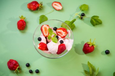 Naneli ve yeşil karışımlı dut tatlısı..