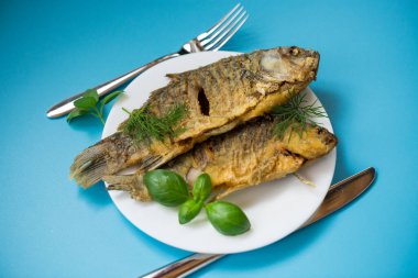 Köyün mutfağında geleneksel Ukrayna sazan balığı kızartması..