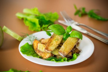 Kahverengi arka planda kabak ve dereotunun sebze aperatifi..