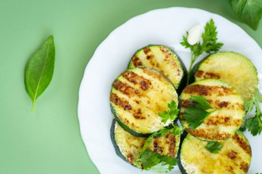 sağlıklı yaz garnitür olarak kızarmış kabak.