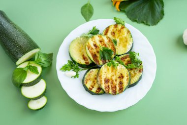 Menü tasarımı için izole edilmiş kabak dilimleri.