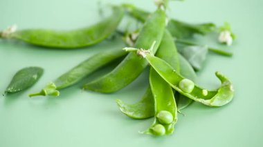 Taze taze bezelye ve yapraklar.