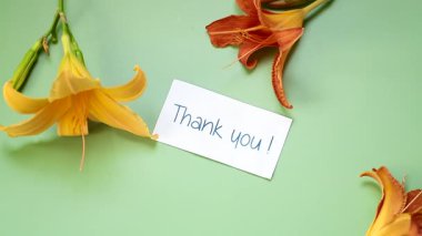 Anneler Günü için bir buket parlak zambak içeren tebrik kartı..