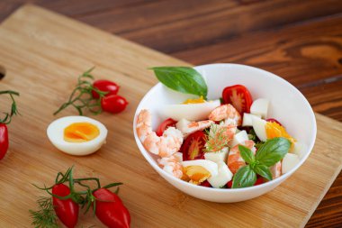 Deniz ürünleri ve taze sebzeli yaz salatası..