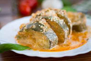 Baharatlı soslu ve baharatlı sebze yemeği..