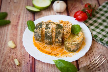 Susamlı kremalı domates soslu dilimlenmiş kabak..