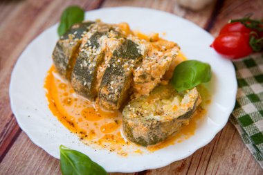 Beyaz tabakta acı soslu kabak parçaları..