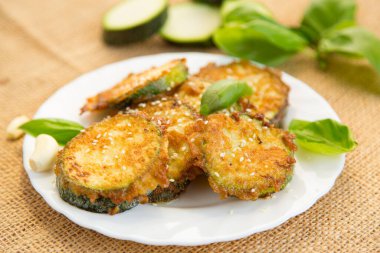 Yaz sebze mezeleri kızarmış kabak ve kırsal bir masada susam tohumları..