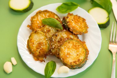 Yaz sebze aperatifleri kızarmış kabak ve susam tohumları..