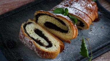 Tepside pudra şekerli ev yapımı haşhaş tohumu rulosu.