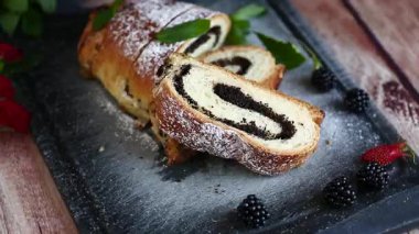 Masada haşhaş tohumu dolu lezzetli taze hamur işleri..