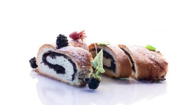 Beyaz arka planda haşhaş tohumu ve pudra şekerli hamur tatlısı..