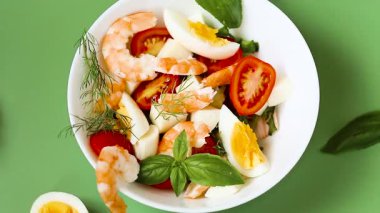 Proteinli salata ve yeşil arka planda yeşiller..