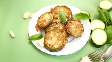 Mevsimlik çabuk kızartılmış sarımsak ve susamlı kabak..