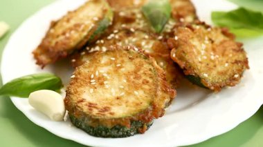 Hafif arka planda kızarmış kabaklı nefis sebze tabağı..