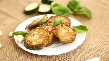 Kırsal bir masada susamlı gevrek kabak dilimleri..