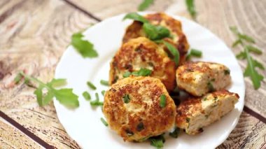 Tahta masada otlu tavuk pirzolası manzarası.