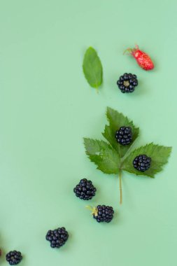 Yeşil arka planda parlak ve detaylarla dolu doğal yaz meyveleri..