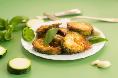 Mevsimlik çabuk kızartılmış sarımsak ve susamlı kabak..