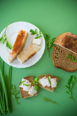 Domuz yağı ve soğanlı siyah ekmek - üst görünüm, izole.