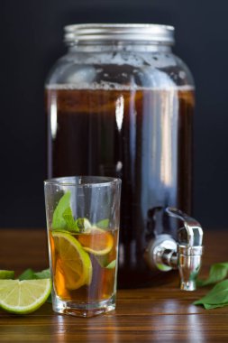 Kombu çayıyla ev yapımı kombu çayı..