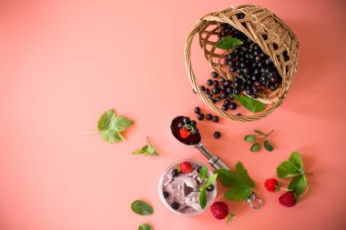 Frenk üzümü ve çilekten ev yapımı çilek tatlısı..