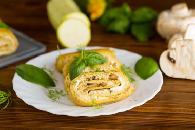 Kabaklı rulo peynirli ve mantarlı hafif ahşap masada pişirildi..