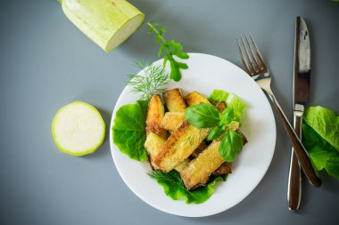 Gri arkaplanda kabak ve dereotunun sebze aperatifi.