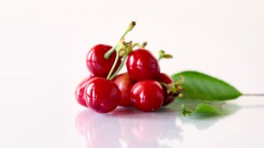 Beyaz arka planda bir avuç olgun kırmızı kiraz..