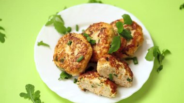 Yeşil arka planda kıtır kıtır tavuk pirzolası..