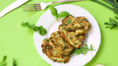 Yeşil arkaplanda yeşil soğanlı kabaklı gözleme kahvaltısı..