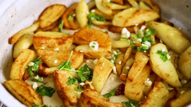 Kıtır kıtır ve baharatlı altın patates..