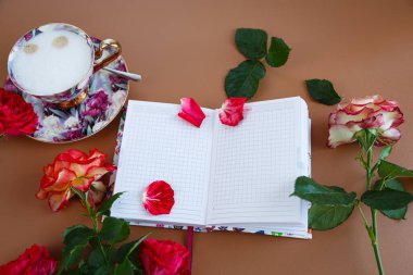 Yaratıcı bir ilham: Pembe bir hayat, kahve ve bir defter..