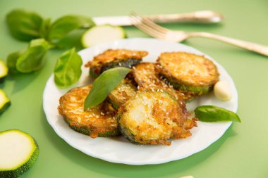 Sarımsaklı ve fesleğenli kızarmış kabak..