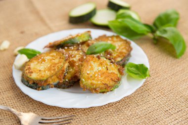 Yaz sebze mezeleri kızarmış kabak ve kırsal bir masada susam tohumları..