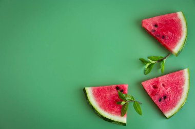 Sağlıklı atıştırmalık: karpuz üçgenleri ve nane şekeri yakın plan..