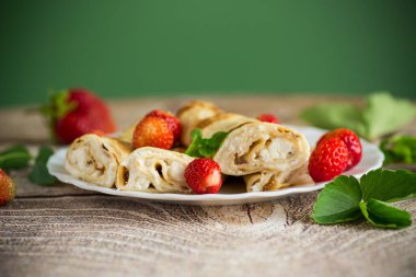 Kahvaltı, süzme peynirli krep ve taze çilek..