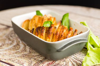 Klasik domuz yağlı patates, altın kahverengiye kadar fırında.