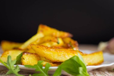 Siyah arka planda akşam yemeği için çıtır çıtır patates..